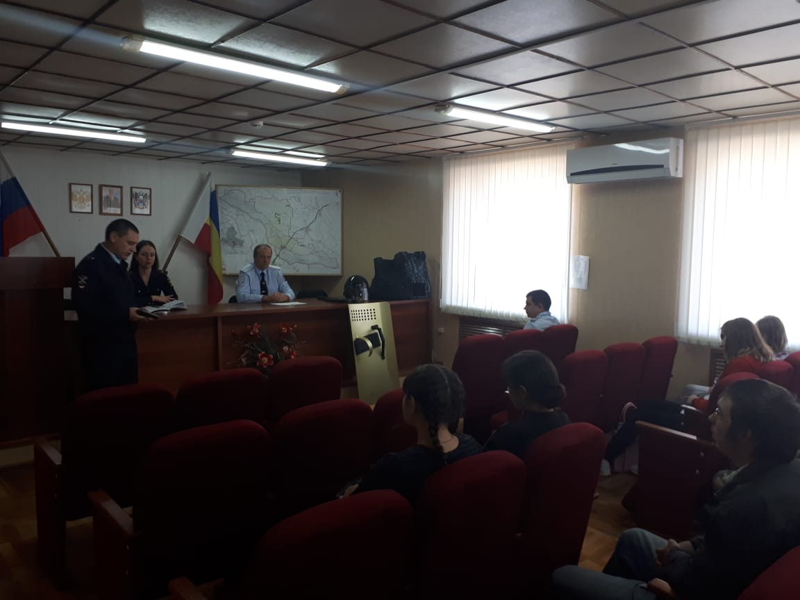 Встреча в актовом зале, общий план
